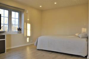 um quarto com uma cama branca e uma janela em JAKOBSON HOUSE em Rapla