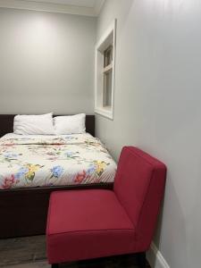 מיטה או מיטות בחדר ב-Spacious !!! NEWER HOME 2 bedrooms Entire suite !! Near Airport !!!!