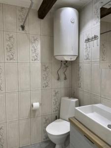uma casa de banho com um WC e um lavatório em JAKOBSON HOUSE em Rapla