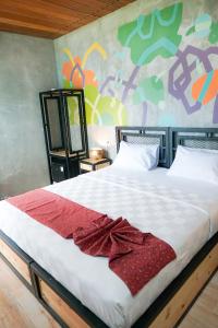 Tempat tidur dalam kamar di Hotel New Puri Garden