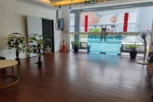 Bazén v ubytování Hotel 18 DIMILIKI OLEH HOTEL MY HOME STATION 18 SDN BHD nebo v jeho okolí