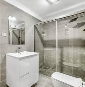 Ένα μπάνιο στο Central 4 BDRM Terrace with Office
