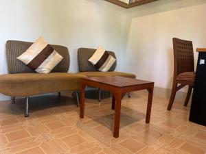 un soggiorno con divano e tavolino da caffè di Aforetime House @ Samui a Taling Ngam Beach