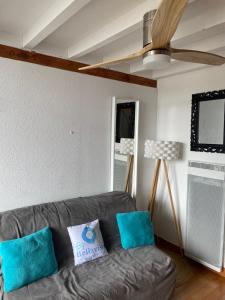 a living room with a couch and a ceiling fan at Plein Sud By Bellavista - 400 m de la plage - terrasse - parking in Argelès-sur-Mer