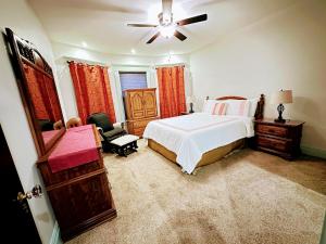 um quarto com uma cama e uma ventoinha de tecto em Elmwood village home em Buffalo