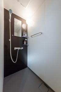 a bathroom with a shower and a mirror at villa vacances hamanako - Vacation STAY 43854v in Hamamatsu