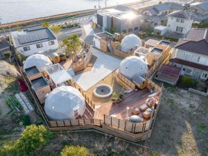 una vista aérea de una casa con cúpulas en villa vacances hamanako - Vacation STAY 43854v, en Hamamatsu