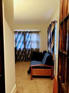 uma sala de estar com um sofá e uma janela em Elmwood village home em Buffalo