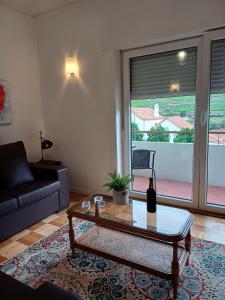 uma sala de estar com um sofá e uma mesa de centro em Pinhão House em Pinhão