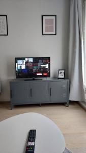 TV in/ali zabaviščno središče v nastanitvi Kotimaailma Apartments Vapaudenkatu 48-50 B9