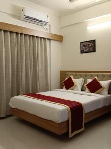 um quarto com uma cama grande num quarto em Krishna Inn em Bangalore