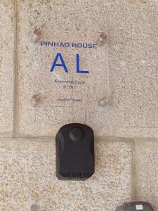 um sinal para a entrada de uma casa pirmosa sidx sidx em Pinhão House em Pinhão