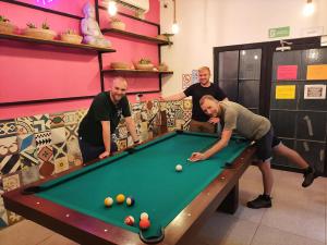 grupa mężczyzn grających w bilard w obiekcie New friends hostel & Bar Adults Only w mieście Valladolid