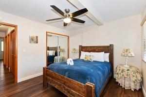 una camera con un grande letto e un ventilatore a soffitto di Switzerland Summit A Ski In/out a Big Bear Lake