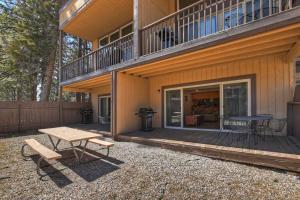 un patio con tavolo da picnic e balcone di Switzerland Summit A Ski In/out a Big Bear Lake