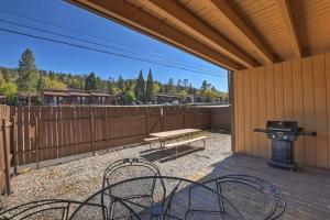 un patio con due sedie, una griglia e un tavolo da picnic di Switzerland Summit A Ski In/out a Big Bear Lake Altre 6 foto