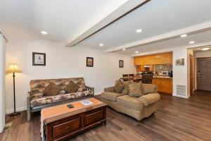 un soggiorno con due divani e un tavolo di Switzerland Summit A Ski In/out a Big Bear Lake