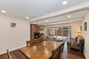 un soggiorno con tavolo in legno e camino di Switzerland Summit A Ski In/out a Big Bear Lake