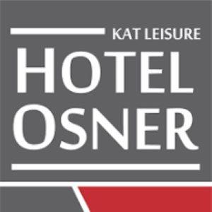 znak, który czyta hotel osier w bieli i czerwieni w obiekcie Hotel Osner w mieście East London