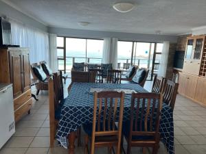 ヘロルズ・ベイにあるDankepa beach houseのキッチン、ダイニングルーム(テーブル付)が備わります。