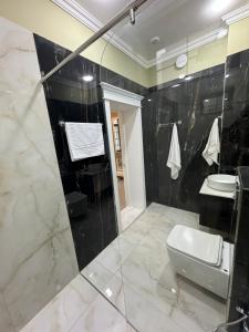 uma casa de banho com um lavatório e um WC em Buzovna Villas em Buzovna