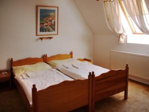 מיטה או מיטות בחדר ב-Hotel Solaster Garni