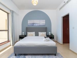 Voodi või voodid majutusasutuse JBR Beach Bliss One Three Bedroom Luxury Apartments by Sojo Stay toas