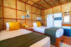Postel nebo postele na pokoji v ubytování Beach Huts El Nido