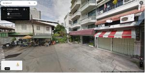 een lege straat voor een gebouw bij Baan Sathorn 21 in Yan Nawa