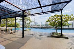 Blick auf den Pool von einem Gebäude aus in der Unterkunft RedLiving Apartemen Treepark City - Nuansa Property Tower Alpine in Kebonnanas