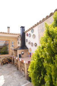 a outdoor grill with plates on the side of a house at Casa El Sol in Mota del Cuervo