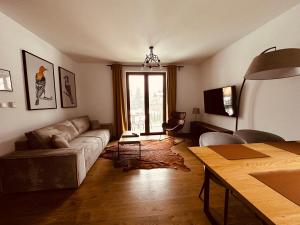 sala de estar con sofá y mesa en Villa Monica Apartamenty, en Szczyrk