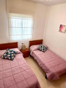 Giường trong phòng chung tại Apartamento Costa Caribe - Magic World - Oropesa del mar