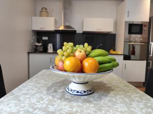 un bol de fruta en una barra en la cocina en Sweet Home for Holidays, en Machico