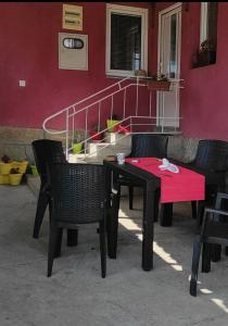 una mesa y sillas frente a un edificio en Seoska idila en Raška