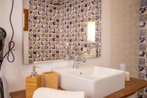 een witte wastafel in een badkamer met een tegelwand bij HOTEL BODEGA VERA DE ESTENAS in Utiel
