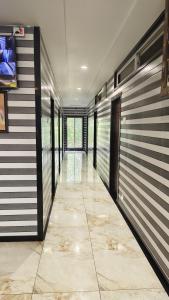 un corridoio con pareti a righe bianche e nere di Supreme Hotels 2.0 a Warangal