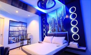 um quarto com uma cama e um quadro na parede em Astrotel Avenida em Manila