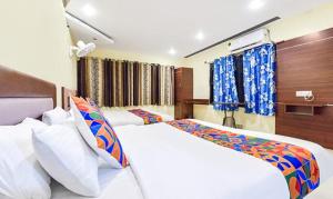 Tempat tidur dalam kamar di FabExpress Poonam Palace