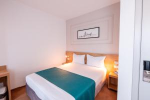 een slaapkamer met een bed in een kamer bij Stil Hotel in Boekarest