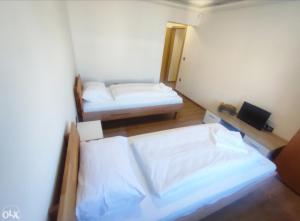 um pequeno quarto com duas camas em Villa Sara em Sarajevo