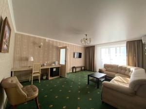 彼得巴甫洛夫斯克的住宿－Skif HOTEL & SPA，客厅配有沙发和桌椅
