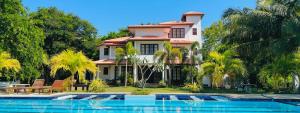 una casa con piscina frente a ella en Bay Beach Hotel, en Nilaveli