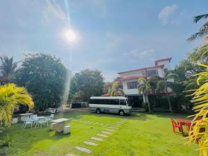 ein Bus, der auf einem Hof vor einem Haus parkt in der Unterkunft Bay Beach Hotel in Nilaveli