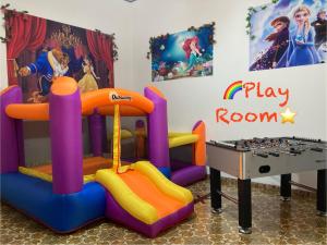 uma sala de jogos com uma mesa de jogos e uma sala de jogos em Domus Antiqua - Little SPA & PlayRoom em Lizzanello
