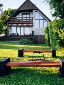 una mesa de picnic frente a una casa en chata ,,Na Brehu'' en Klokočov