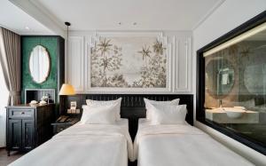 Кровать или кровати в номере Paradise Suites Truc Bach lake