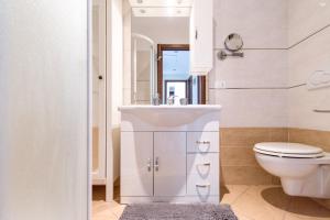 Ένα μπάνιο στο Stupendo Trilocale [Posto Auto Gratuito - WiFi & Netflix] +16 φωτογραφίες