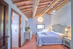 Hotel Relais San Lorenzo في أبادييا سان سالفاتور: غرفة نوم بسرير ازرق ونافذة