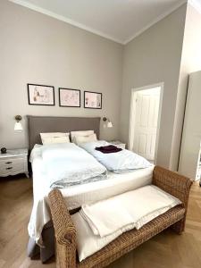 - une chambre avec 2 lits et des draps blancs dans l'établissement Luxus Apartment, Messe ICC, Waschmaschine, à Berlin